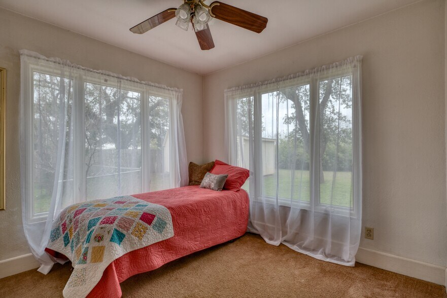More Photos Of 508 N Lee St, Round Rock Office For Sale