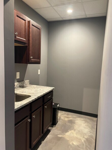 More Photos Of 2231 NW Broad St, Murfreesboro Showroom For Lease