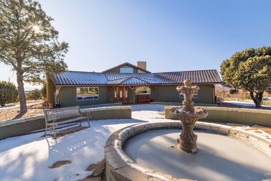 Primary Photo Of 102 Rabbit Rd, Santa Fe Specialty For Sale