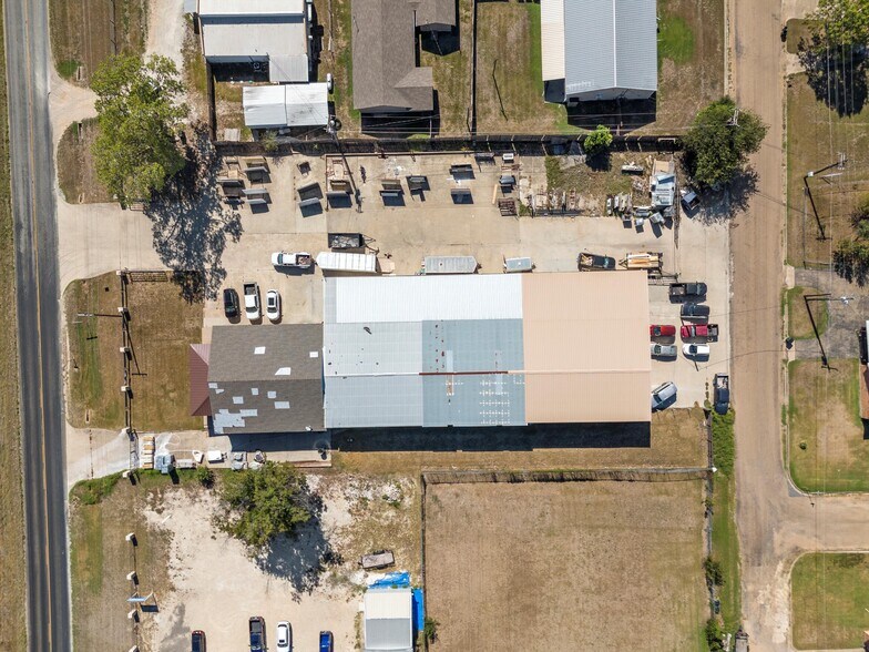 More Photos Of 6175 N State Highway 6, Woodway Warehouse For Lease