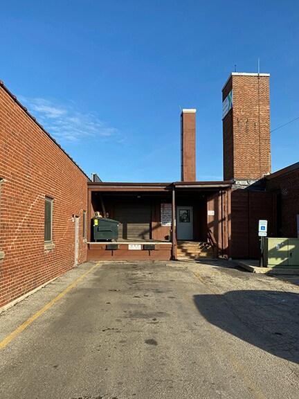 More Photos Of 366-368 Bluff City Blvd, Elgin Manufacturing For Lease