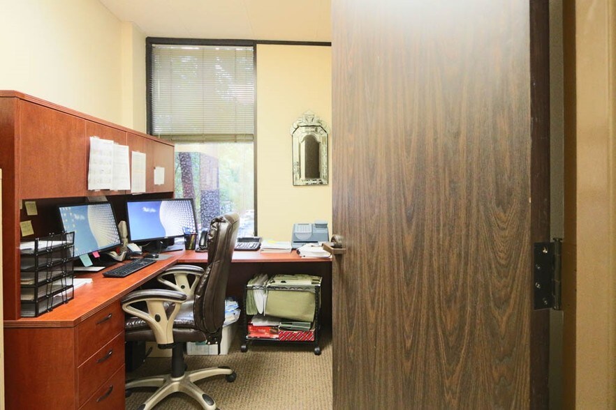 More Photos Of 2020 N Loop Fwy W, Houston Office For Lease