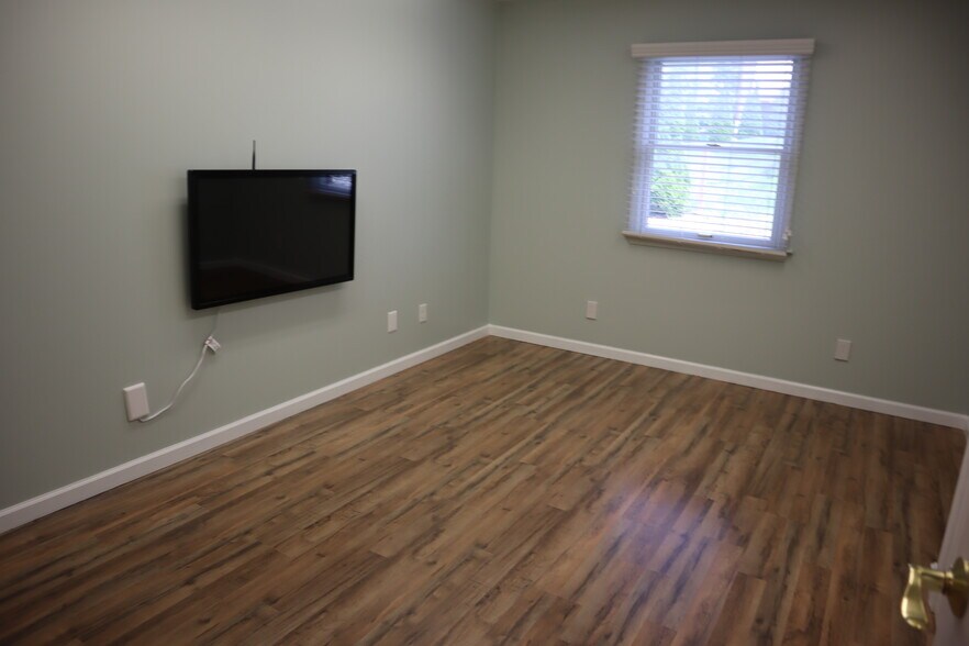 More Photos Of 4101 E 3rd St, Bloomington Office For Lease