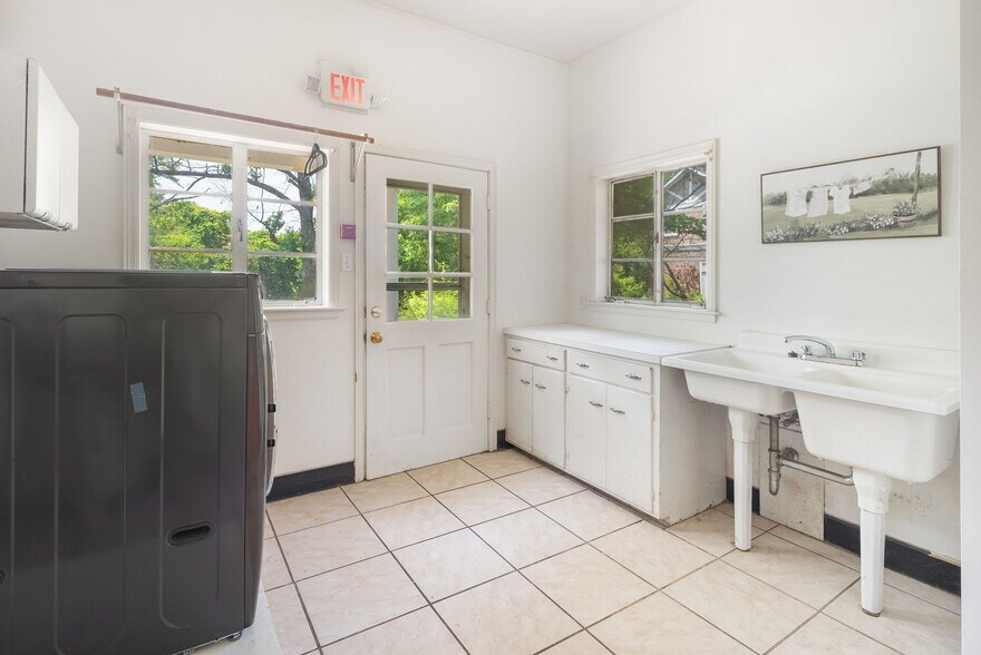 More Photos Of 1320 S Albert Pike Ave, Fort Smith Hospitality For Sale