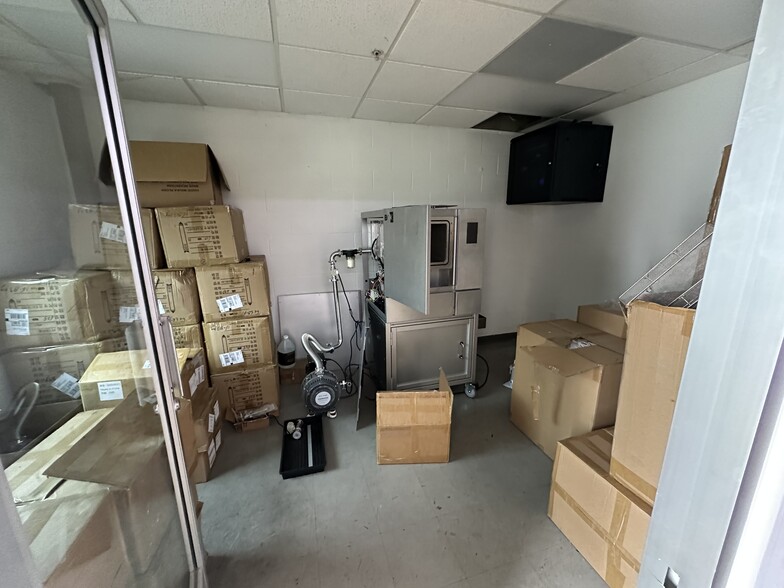 More Photos Of 11316 Goss St, Sun Valley Manufacturing For Lease