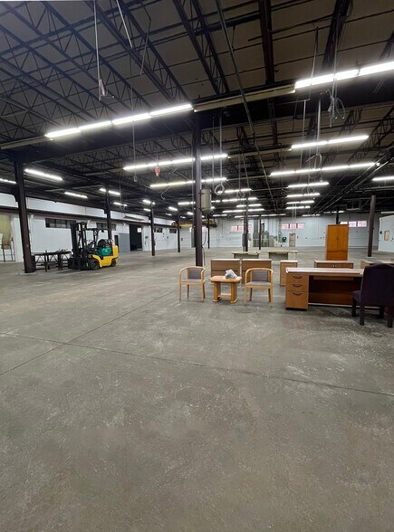 More Photos Of 539 W Algonquin Rd, Arlington Heights Warehouse For Sale