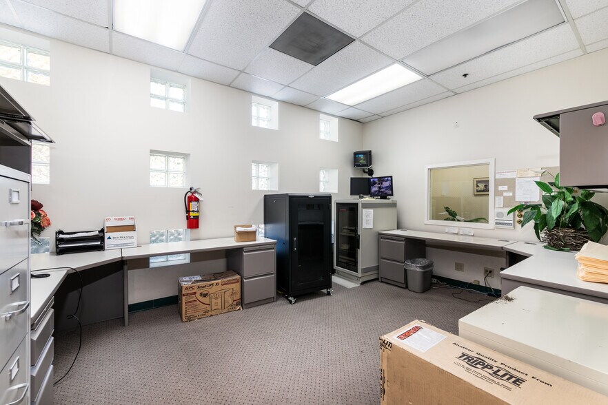 More Photos Of 520 E Easy St, Simi Valley Warehouse For Lease