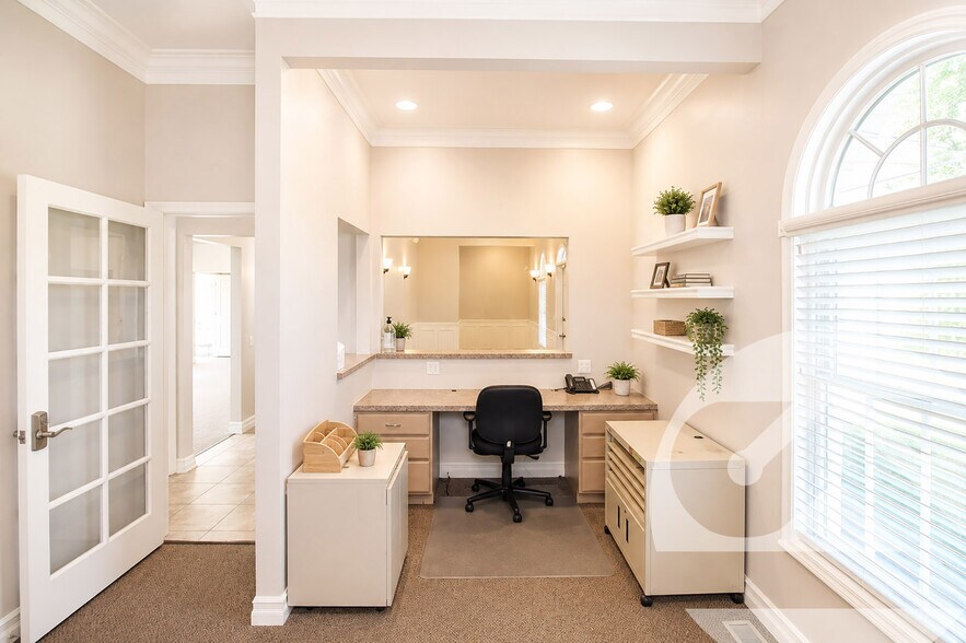 More Photos Of 7590 Dixie Hwy, Village of Clarkston Medical For Sale
