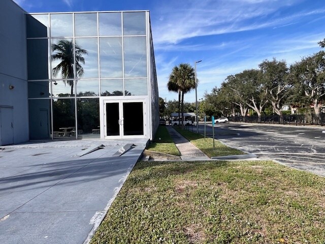 More Photos Of 300 Oakwood Ln, Hollywood Flex For Sale