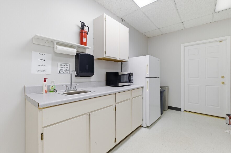 More Photos Of 104-176 Cude Ln, Madison Medical For Lease
