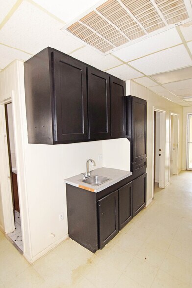 More Photos Of 1003 S County Rd W, Odessa Office For Lease