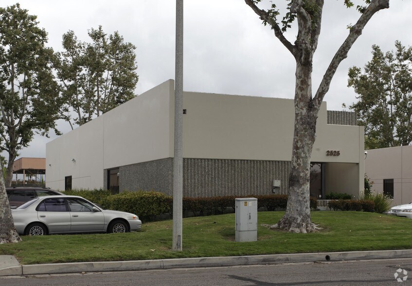 More Photos Of 2525 W Woodland Dr, Anaheim Office For Lease