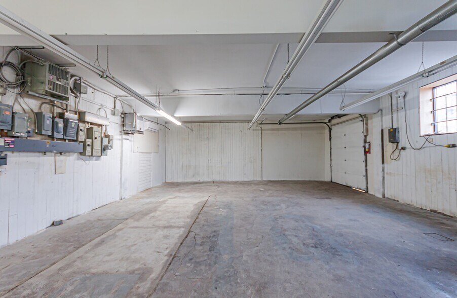 More Photos Of 151 Brock St N, Whitby Warehouse For Lease
