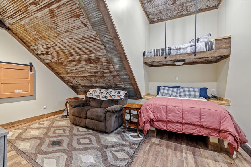 More Photos Of 126 S Main St, Gilman Showroom For Sale