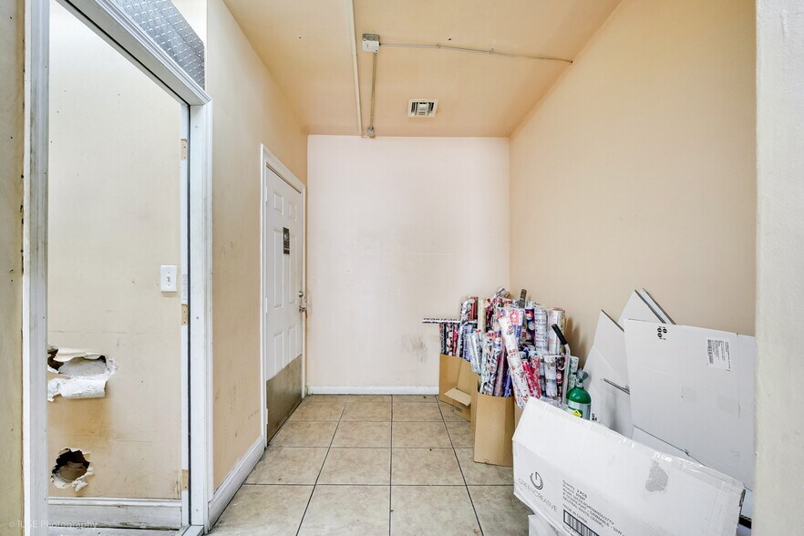 More Photos Of 2381-2389 NW 54th St, Miami Freestanding For Lease