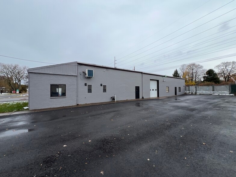 More Photos Of 170 Bennington Dr, Rochester Manufacturing For Sale