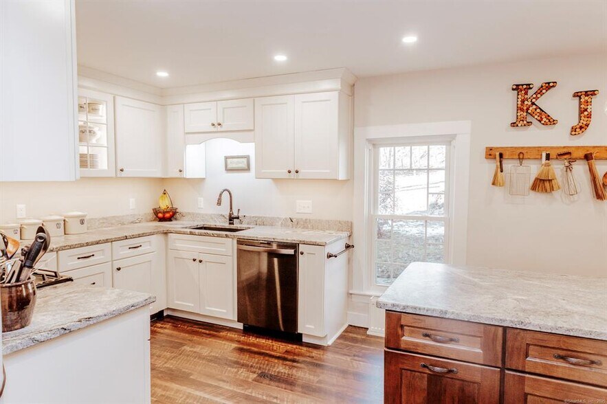 More Photos Of 42 Hyde Rd, Brooklyn Hospitality For Sale