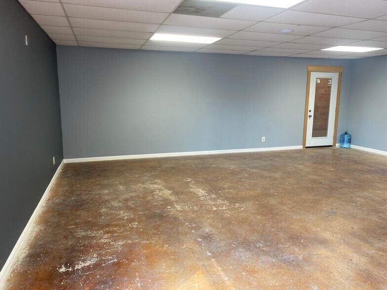 More Photos Of 8446 Gault Ln, San Antonio Light Distribution For Lease