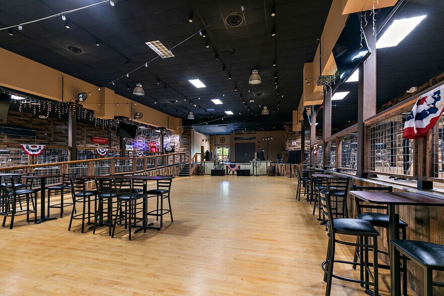 More Photos Of 425 W State St, Sycamore General Retail For Sale