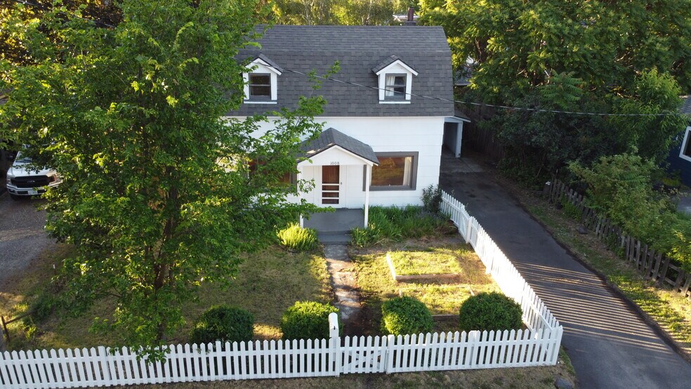 More Photos Of 1008 June St, Hood River Flex For Sale