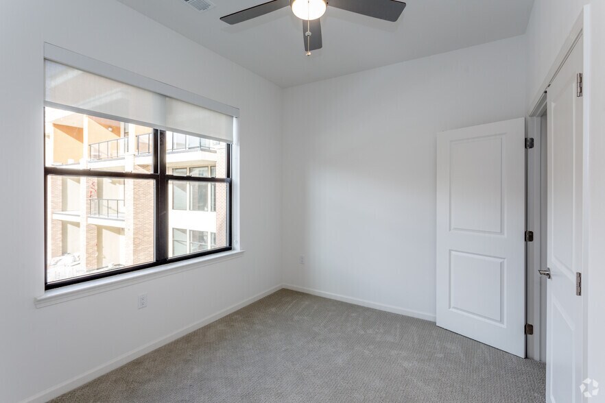 More Photos Of 10401 College Blvd, Overland Park Apartments For Lease