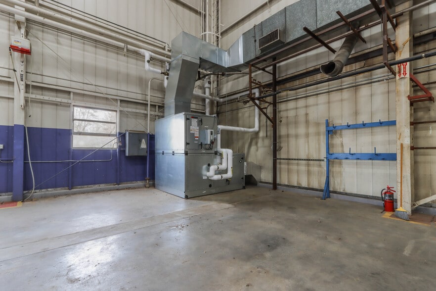 More Photos Of 301 W Military Rd, Rothschild Warehouse For Lease