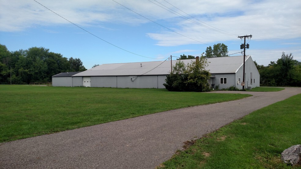 Primary Photo Of 221 W Cherry St, Butler Manufacturing For Lease