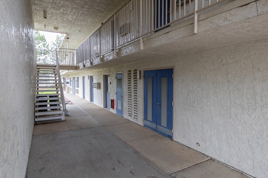 More Photos Of 1309 S Ohlman St, Mitchell Hotel For Sale