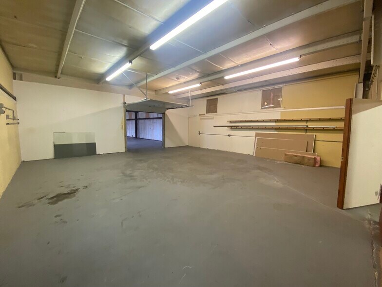 More Photos Of 621-633 N Kessler St, Wichita Showroom For Lease
