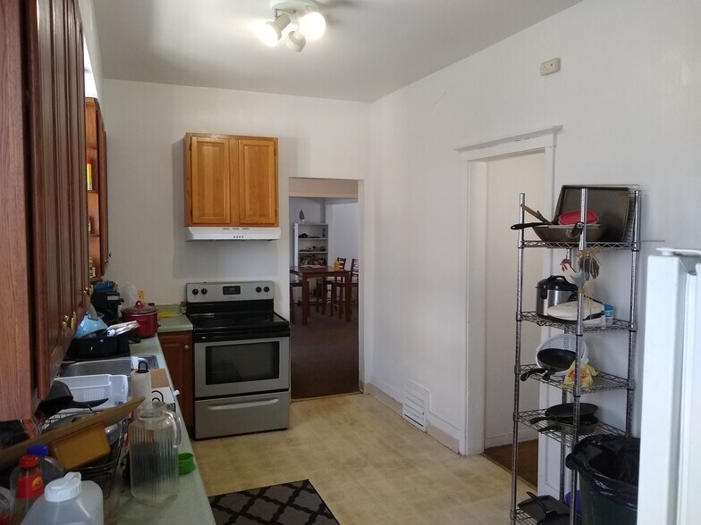 More Photos Of 322 Augusta Ave, Dekalb Dormitory For Sale