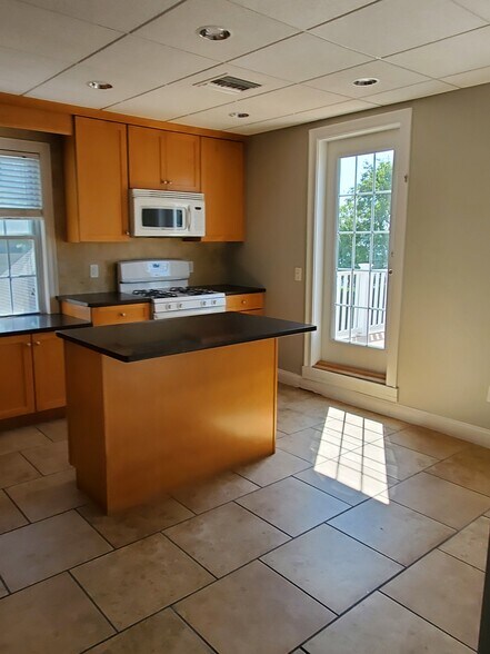 More Photos Of 7 Main St, North Kingstown Storefront Retail Office For Lease