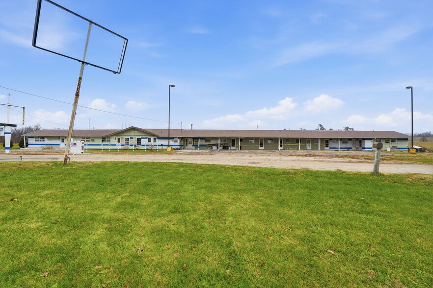 Primary Photo Of 1209 5th St, Tama Hotel For Sale