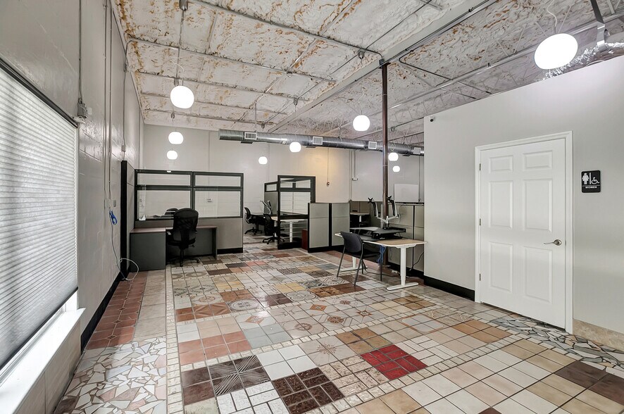 More Photos Of 450 94th Ave N, Saint Petersburg Flex For Lease