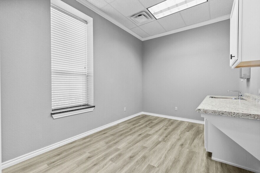 More Photos Of 2402 S 29th St, Chickasha Office For Sale
