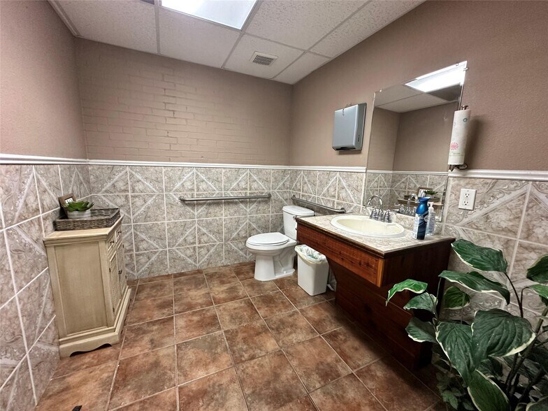 More Photos Of 120 S Charlton St, Woodville Office For Sale