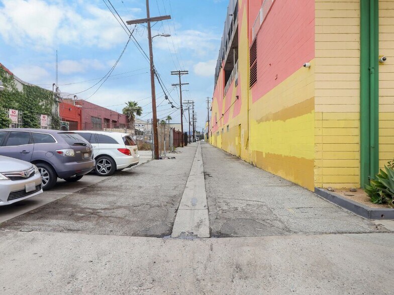 More Photos Of 2655 Short St, Los Angeles Light Manufacturing For Sale