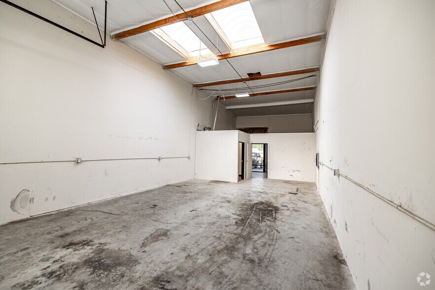More Photos Of 350 E Orangethorpe Ave, Placentia Warehouse For Lease