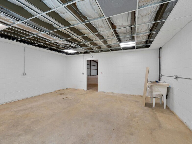 More Photos Of 93 Thompson St, Asheville Manufacturing For Lease