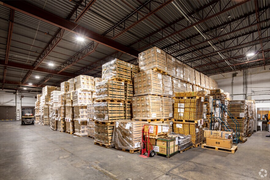 More Photos Of 350-390 Rue Mcarthur, Saint-Laurent Warehouse For Lease