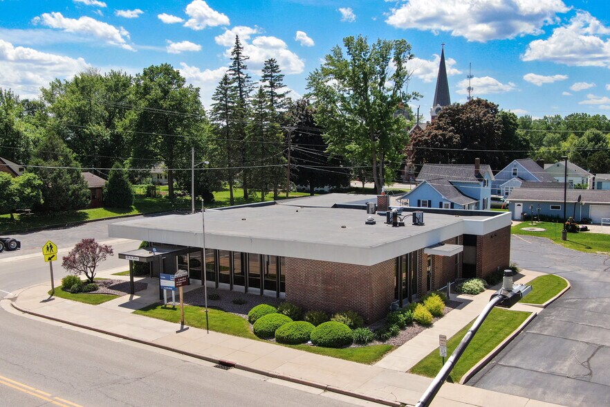 More Photos Of 101 N Main St, Black Creek Bank For Lease