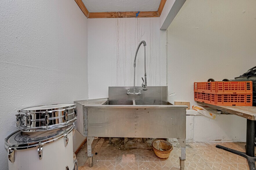 More Photos Of 3402 Amanda Ln, Houston Flex For Sale