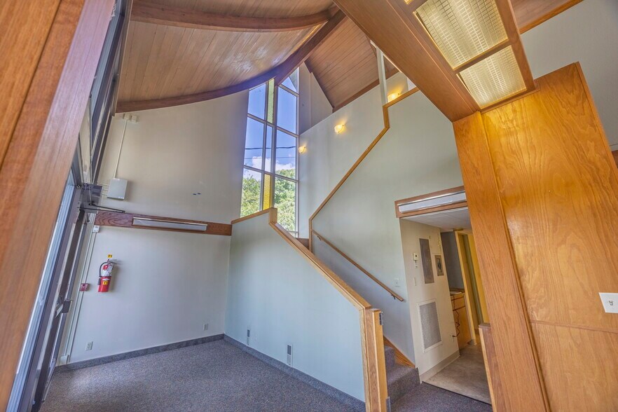More Photos Of 210 NE Alder St, Toledo Office For Sale