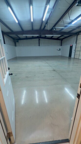 More Photos Of 511 Tower Cir, Oklahoma City Distribution For Lease