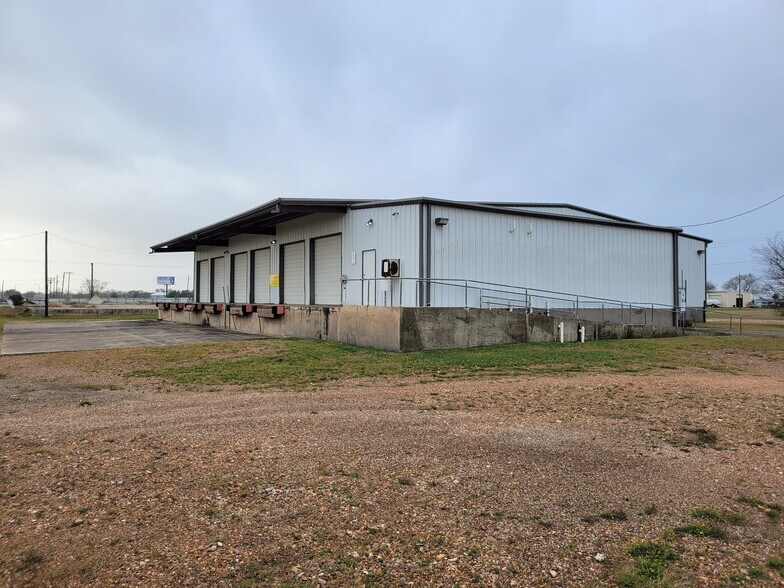 More Photos Of 158 Hangar Dr S, Victoria Distribution For Lease