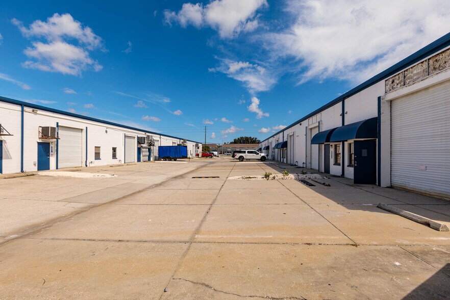 More Photos Of 12505 66th St N, Largo Warehouse For Lease