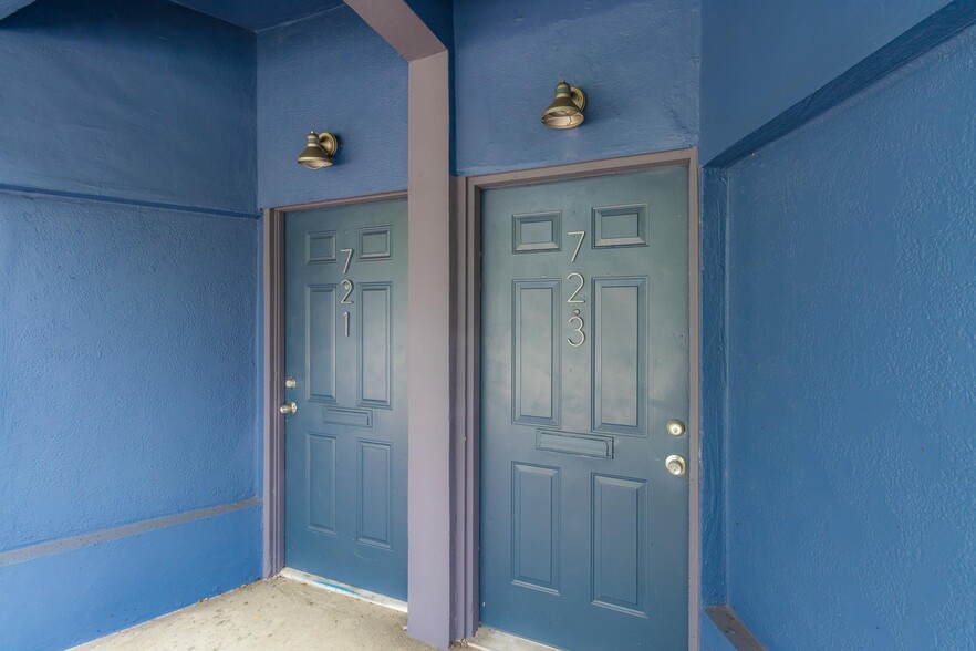 More Photos Of 721-723 S 21st Ave, Hollywood Distribution For Lease