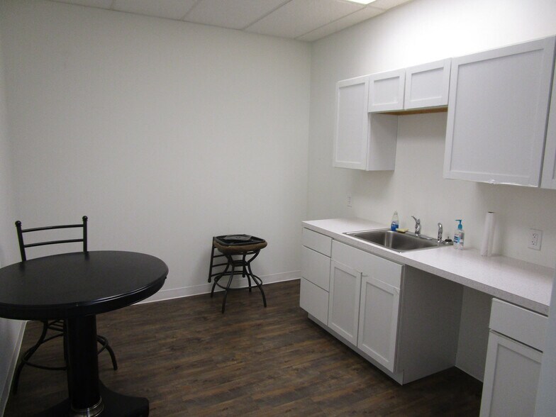 More Photos Of 7127-7133 Riverside Pky, Tulsa Office For Sale