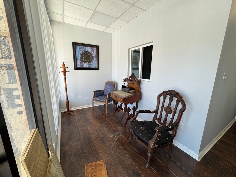 More Photos Of 115 Main st, Italy Office For Sale