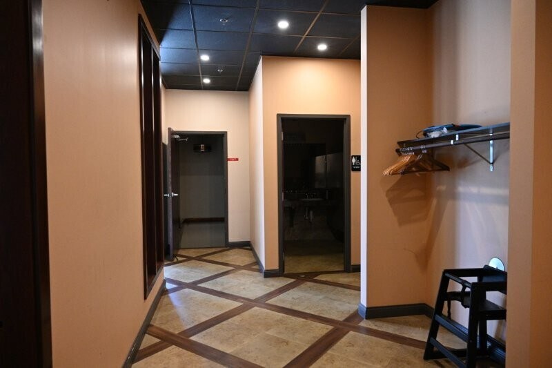 More Photos Of 517 S 4th St, Springfield General Retail For Sale