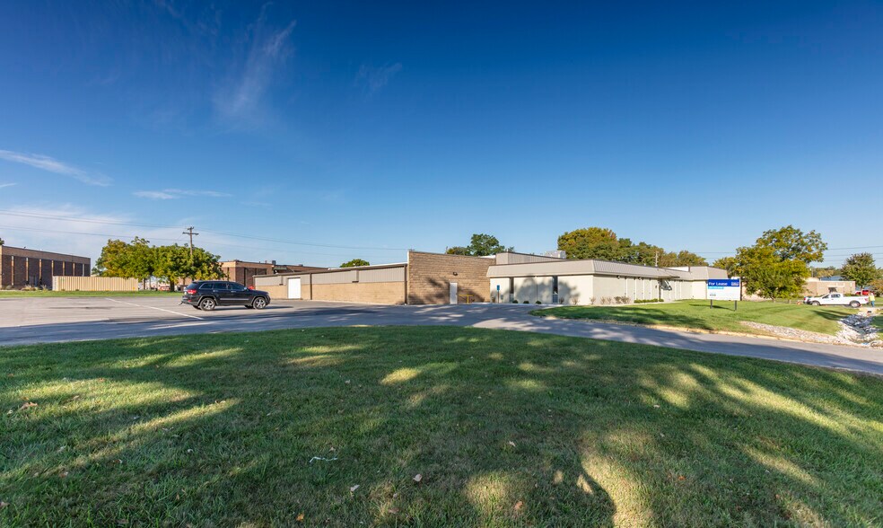 More Photos Of 2266 Distributors Dr, Indianapolis Manufacturing For Lease